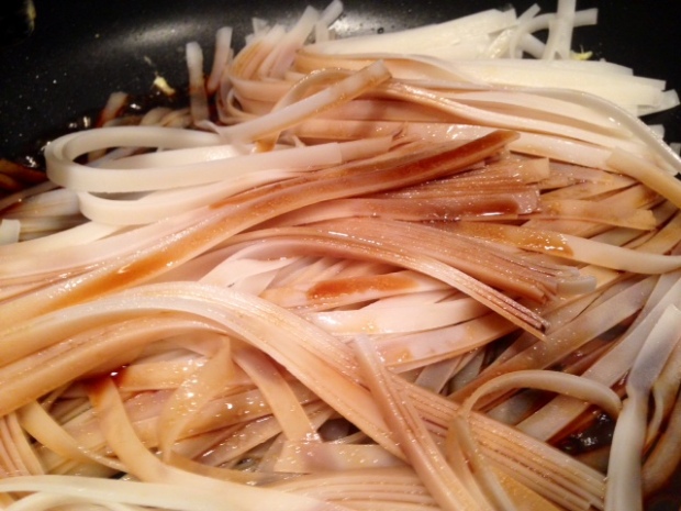 easy pad thai noodles sauce closeup