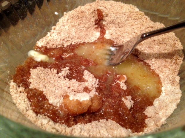 healthy apple cinnamon streusel muffins streusel topping